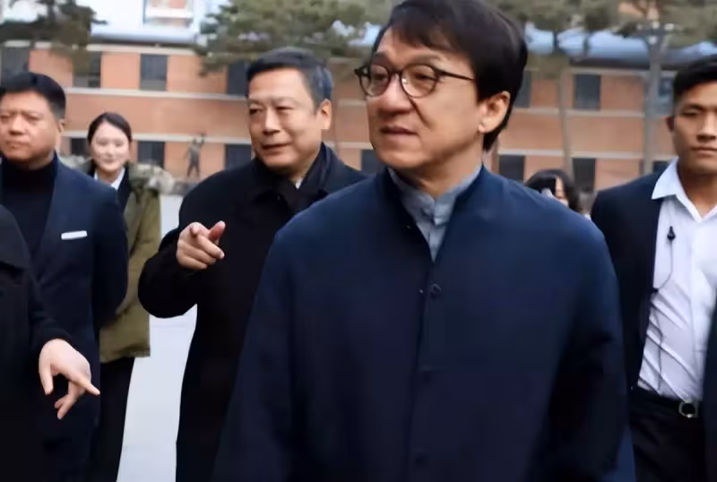 1994年成龍安徽認祖歸宗,兩個哥哥一貧如洗,他為何不伸出援手?