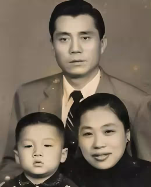1994年成龍安徽認祖歸宗,兩個哥哥一貧如洗,他為何不伸出援手?