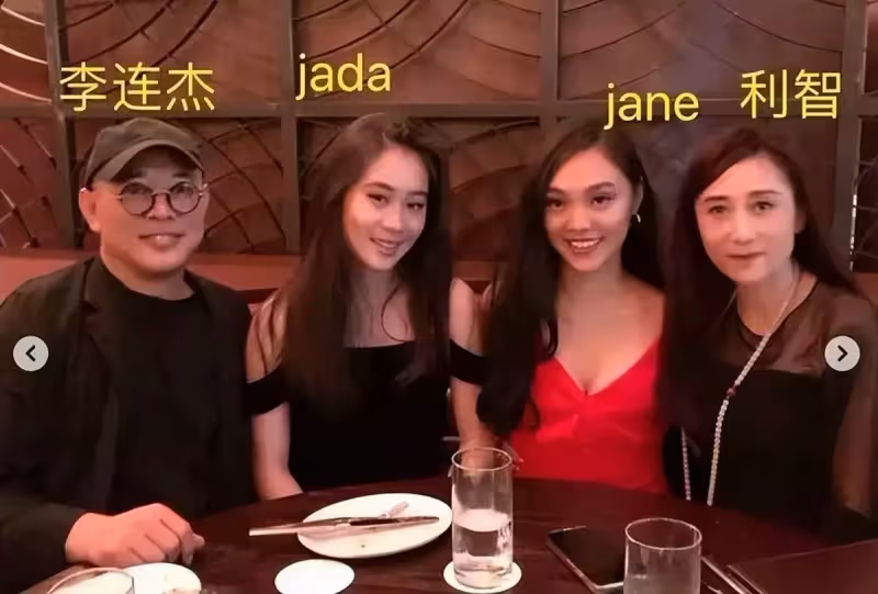 李連杰妻子利智近照曝光,五官和以前沒啥區別,但皮膚太鬆了,網友:歲月不饒人!