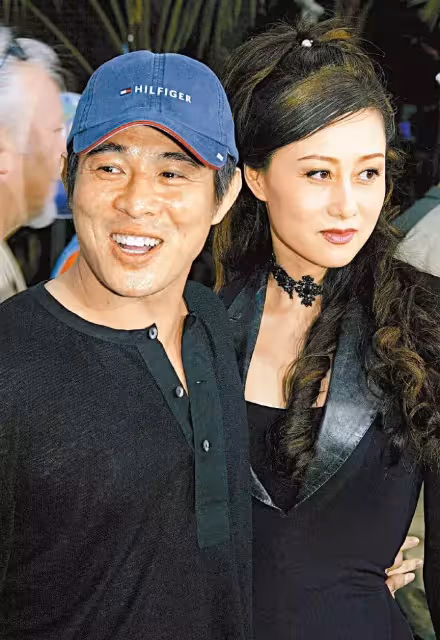 李連杰妻子利智近照曝光,五官和以前沒啥區別,但皮膚太鬆了,網友:歲月不饒人!