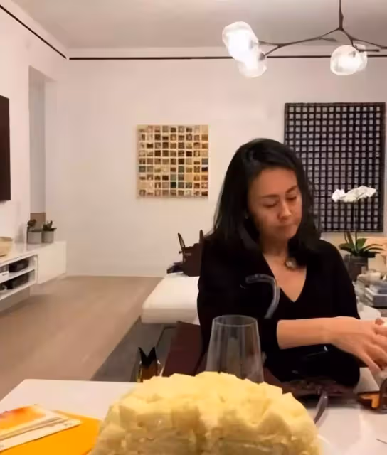 李連杰妻子利智近照曝光,五官和以前沒啥區別,但皮膚太鬆了,網友:歲月不饒人!