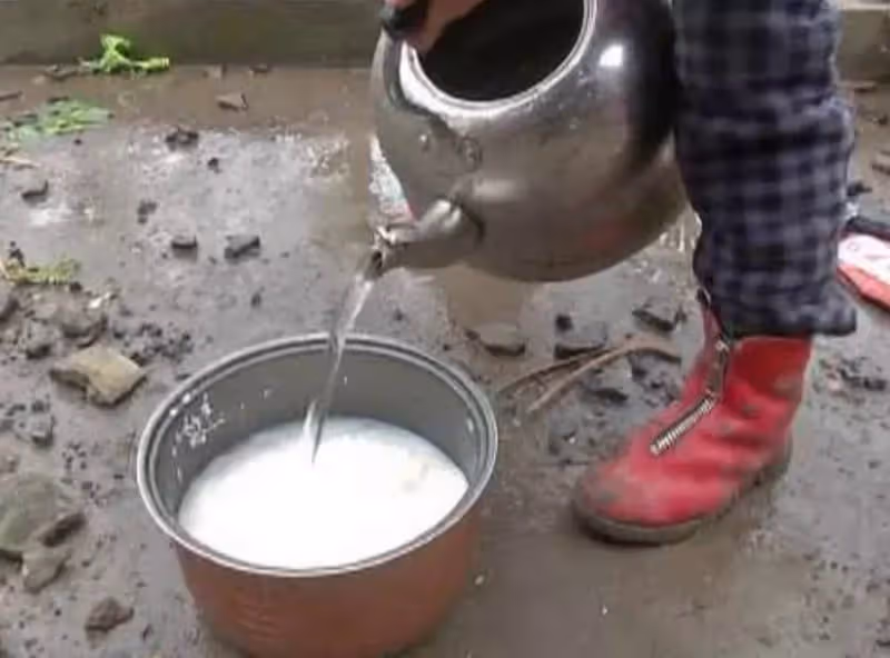 心酸！當你的孩子還在撒嬌時，這名5歲小女孩已經扛起了一個家，想起媽媽眼淚打轉，惹阿嬤鼻酸：無法實現