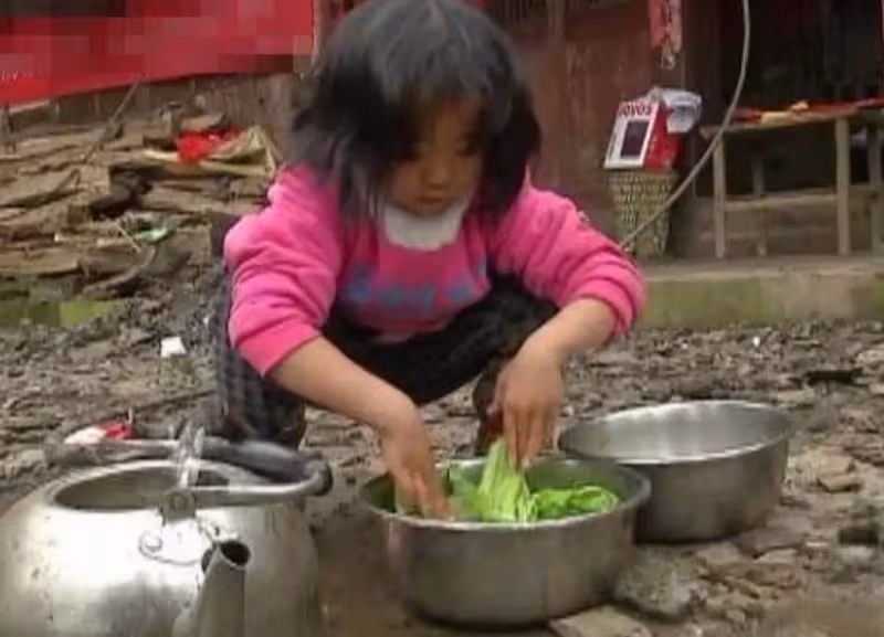 心酸!當你的孩子還在撒嬌時,這名5歲小女孩已經扛起了一個家,想起媽媽眼淚打轉,惹阿嬤鼻酸:無法實現