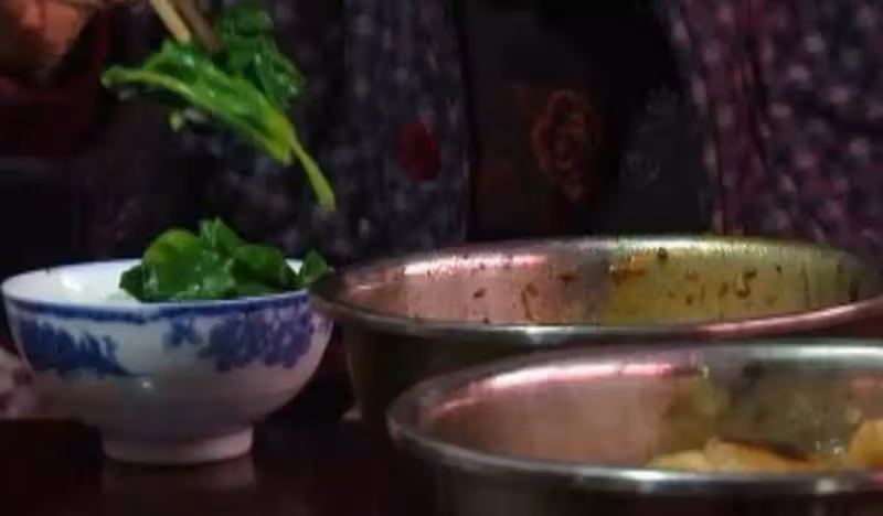 心酸!當你的孩子還在撒嬌時,這名5歲小女孩已經扛起了一個家,想起媽媽眼淚打轉,惹阿嬤鼻酸:無法實現