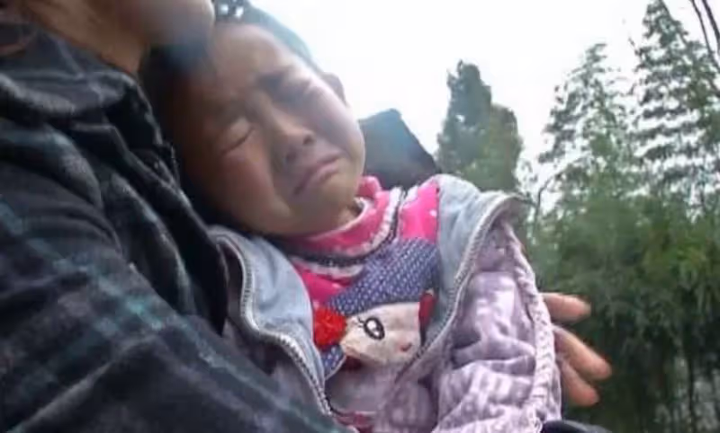 心酸!當你的孩子還在撒嬌時,這名5歲小女孩已經扛起了一個家,想起媽媽眼淚打轉,惹阿嬤鼻酸:無法實現