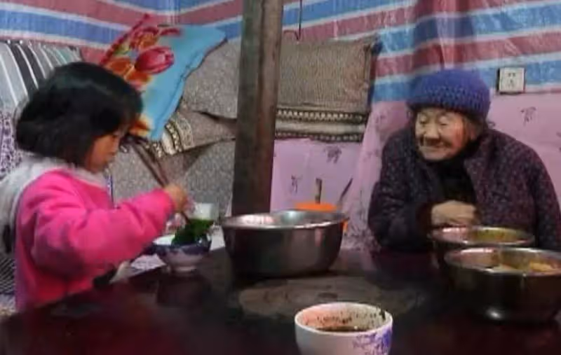 心酸!當你的孩子還在撒嬌時,這名5歲小女孩已經扛起了一個家,想起媽媽眼淚打轉,惹阿嬤鼻酸:無法實現