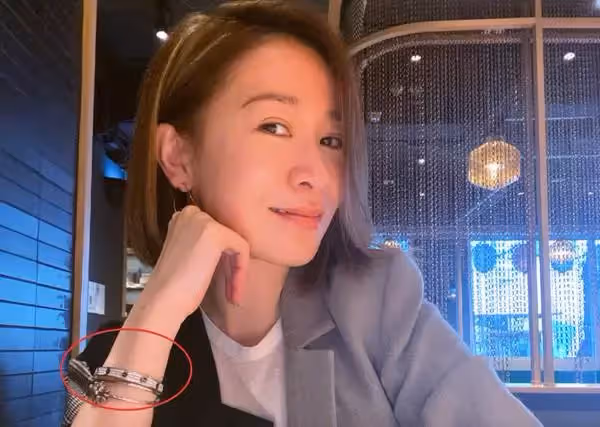47歲佘詩曼近照曝光,年入3.8億帶2百萬手鐲,名下5套豪宅如今依舊單身,網友:依舊美麗