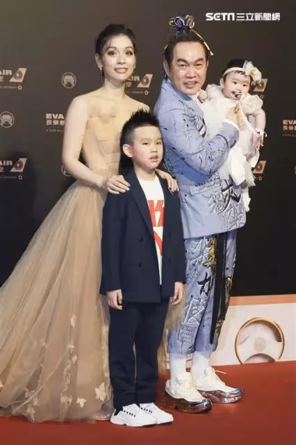 豪買6間房零收入？康康一度坐輪椅房產登記老婆名下，小19歲嫩妻澄清：財產已經分配掉了