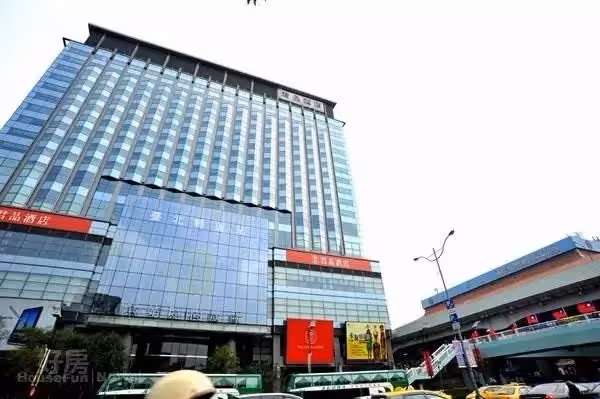 豪買6間房零收入？康康一度坐輪椅房產登記老婆名下，小19歲嫩妻澄清：財產已經分配掉了