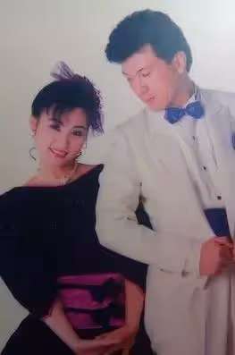 夫妻本是同林鳥!56歲許聖梅替丈夫還千萬債務,月燒17萬「獨扛家計」,父親彌留丈夫抱著頭淚奔:到老就是個伴