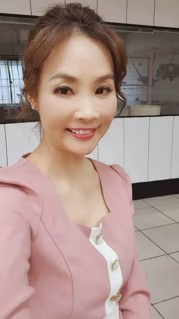 夫妻本是同林鳥!56歲許聖梅替丈夫還千萬債務,月燒17萬「獨扛家計」,父親彌留丈夫抱著頭淚奔:到老就是個伴