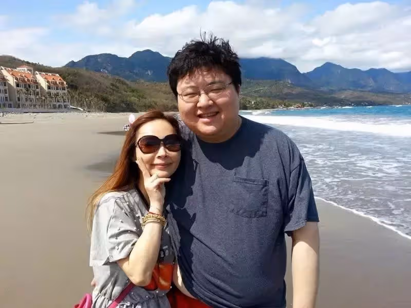 夫妻本是同林鳥!56歲許聖梅替丈夫還千萬債務,月燒17萬「獨扛家計」,父親彌留丈夫抱著頭淚奔:到老就是個伴
