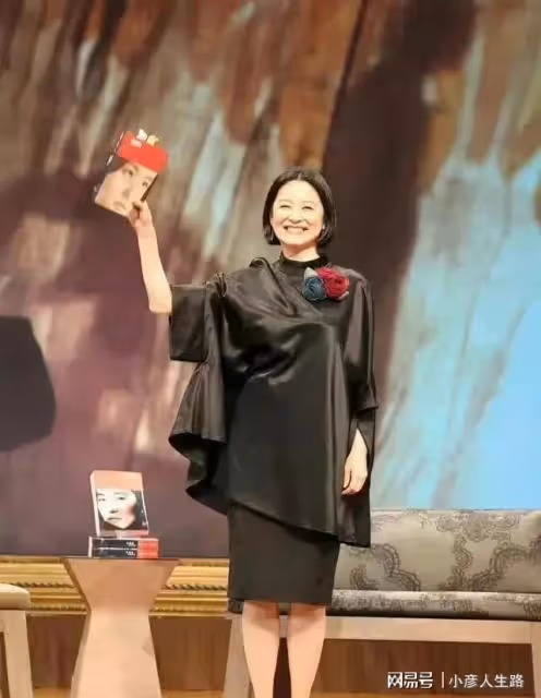 主持人問林青霞:「你對自己67歲的這個樣子還滿意嗎?」
