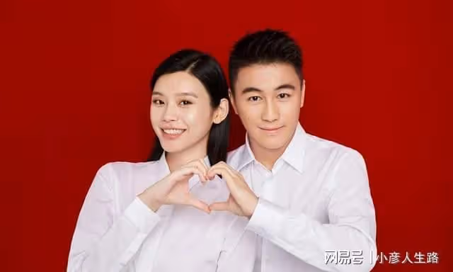 何猷君奚夢瑤過二人世界,十指緊扣街頭散步超浪漫,未帶一雙兒女