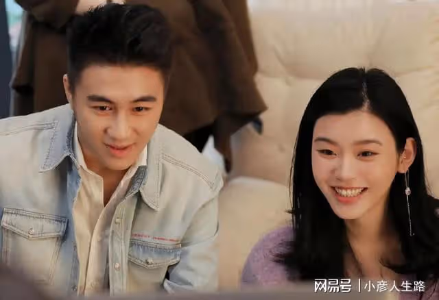 何猷君奚夢瑤過二人世界,十指緊扣街頭散步超浪漫,未帶一雙兒女