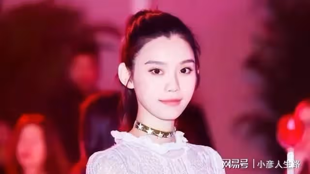 何猷君奚夢瑤過二人世界,十指緊扣街頭散步超浪漫,未帶一雙兒女