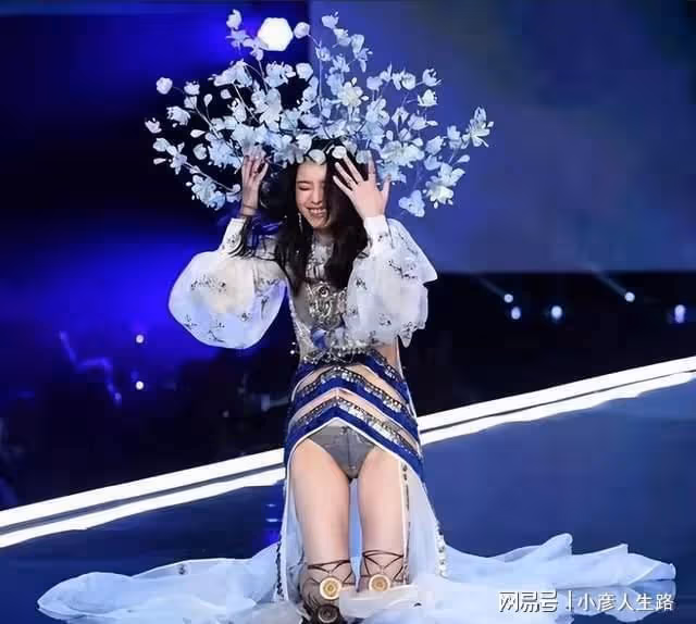 何猷君奚夢瑤過二人世界,十指緊扣街頭散步超浪漫,未帶一雙兒女