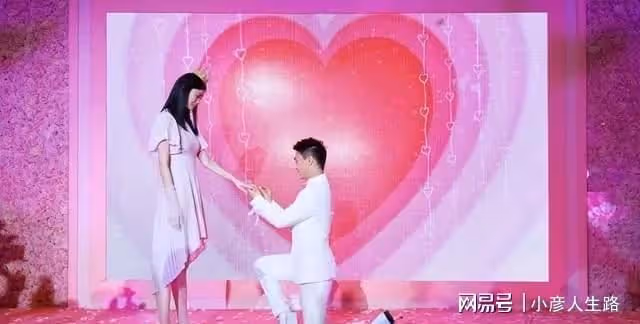 何猷君奚夢瑤過二人世界,十指緊扣街頭散步超浪漫,未帶一雙兒女