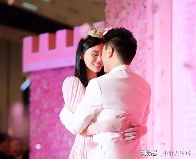 何猷君奚夢瑤過二人世界,十指緊扣街頭散步超浪漫,未帶一雙兒女