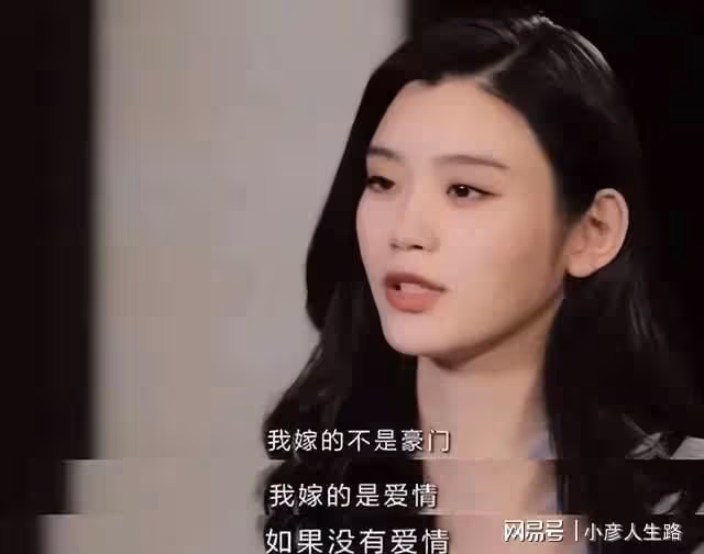 何猷君奚夢瑤過二人世界,十指緊扣街頭散步超浪漫,未帶一雙兒女