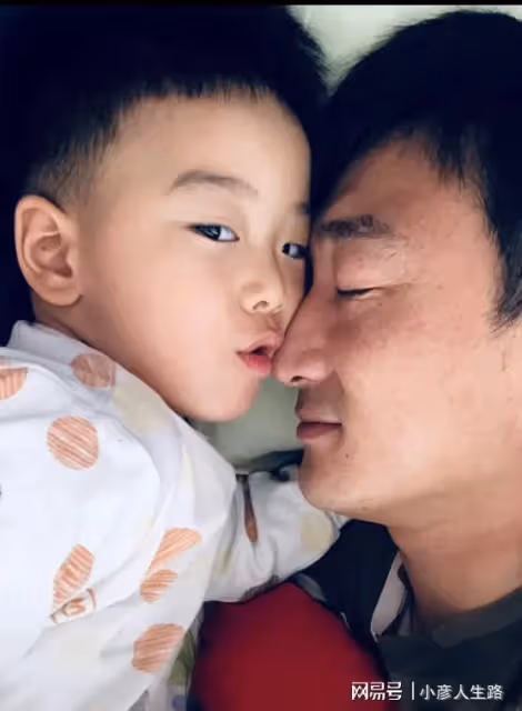 劉伯勛妻子悲痛告別丈夫,將堅強帶好一雙兒女,親密聊天記錄曝光