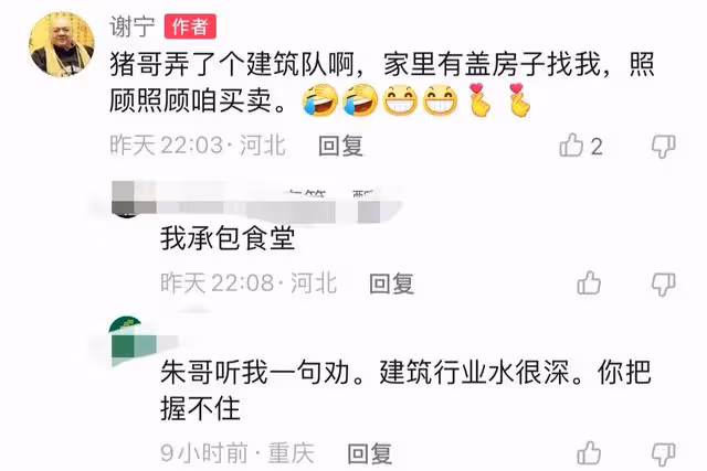 49歲謝寧轉行組建築隊,身後站多位建築工人,挺大肚腩被稱包工頭