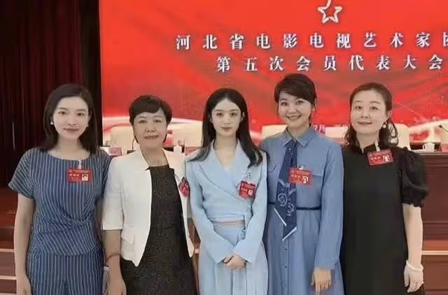 趙麗穎成河北影視協會副主席!穿千元衣氣質佳,與央視名嘴似姐妹