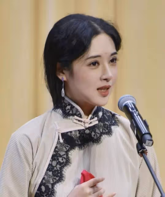 知名相聲女演員自曝臥室門被射碎,現場照片曝光,玻璃門上有彈孔