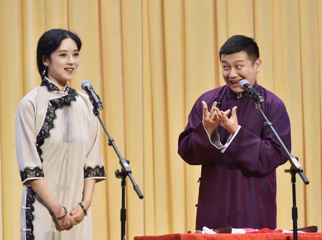 知名相聲女演員自曝臥室門被射碎,現場照片曝光,玻璃門上有彈孔