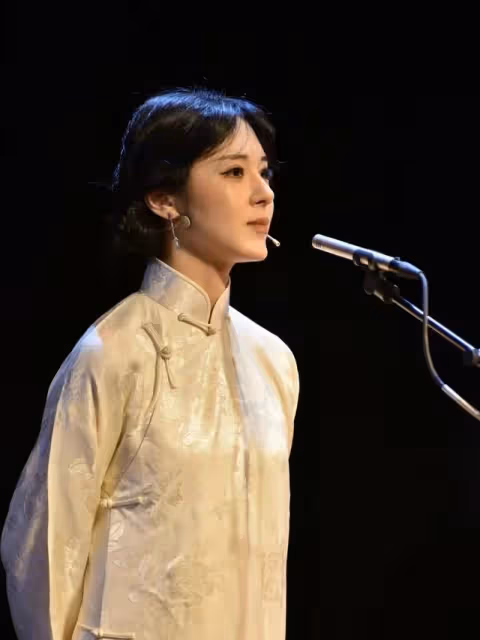 知名相聲女演員自曝臥室門被射碎,現場照片曝光,玻璃門上有彈孔