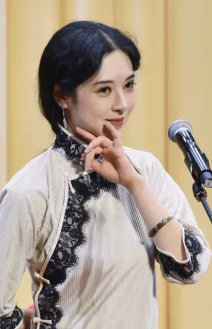 知名相聲女演員自曝臥室門被射碎,現場照片曝光,玻璃門上有彈孔