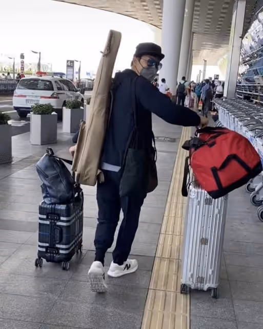 53歲TVB男星內地獨自趕飛機,拿六包行李無助理,一路小跑無人識