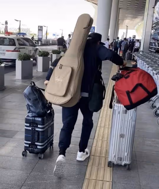 53歲TVB男星內地獨自趕飛機,拿六包行李無助理,一路小跑無人識