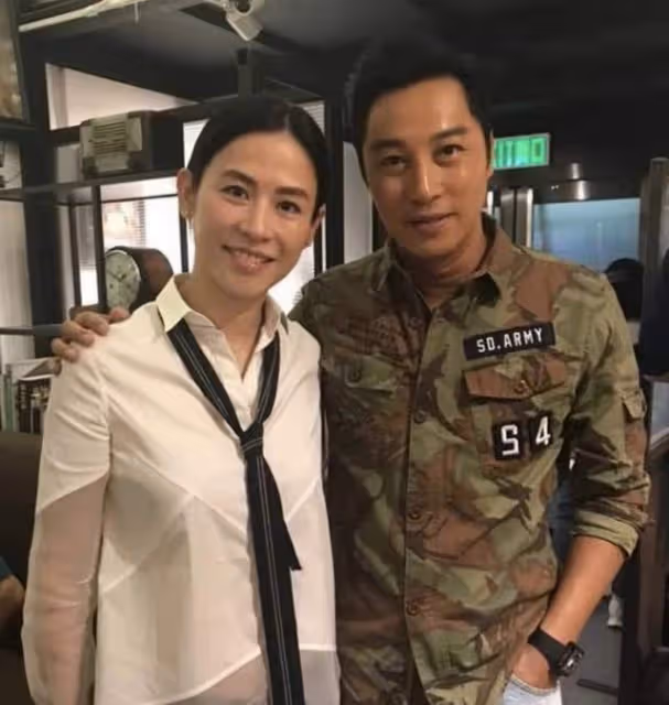53歲TVB男星內地獨自趕飛機,拿六包行李無助理,一路小跑無人識