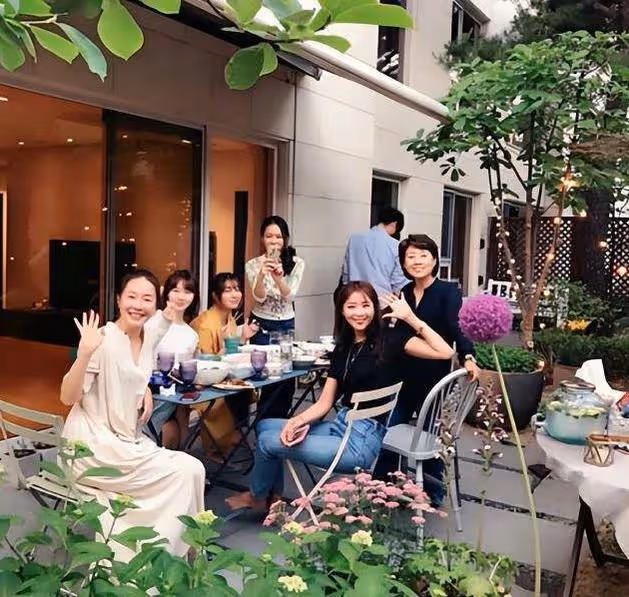 孫藝珍近況曝光,與好友在家聚餐,身後別墅引網友熱議