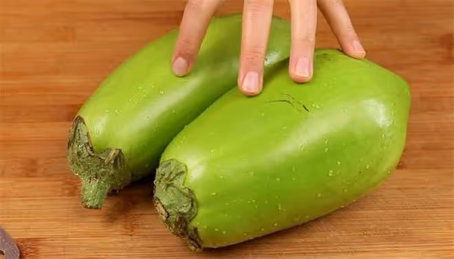 炒茄子時，記住不要先放油，教你一招，茄子不吸油不發黑