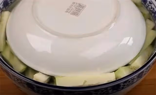 炒茄子時，記住不要先放油，教你一招，茄子不吸油不發黑
