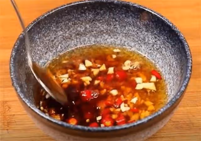 炒茄子時，記住不要先放油，教你一招，茄子不吸油不發黑