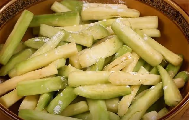 炒茄子時，記住不要先放油，教你一招，茄子不吸油不發黑