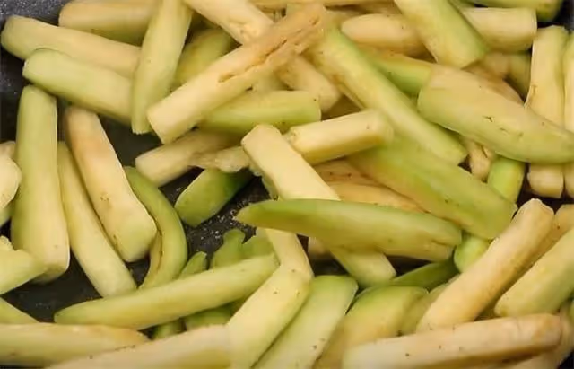 炒茄子時，記住不要先放油，教你一招，茄子不吸油不發黑