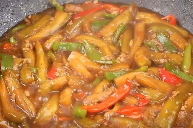 炒茄子時，記住不要先放油，教你一招，茄子不吸油不發黑