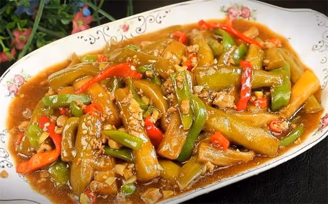炒茄子時，記住不要先放油，教你一招，茄子不吸油不發黑