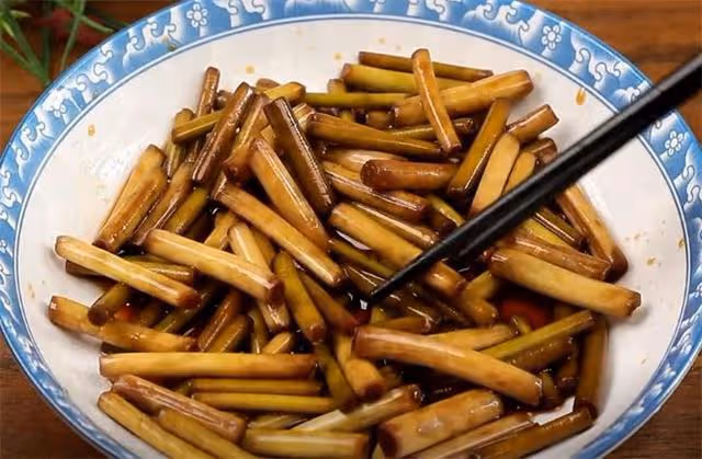 媽媽用了30年腌蒜苔的方法，詳細做法教會你，開胃好吃又下飯