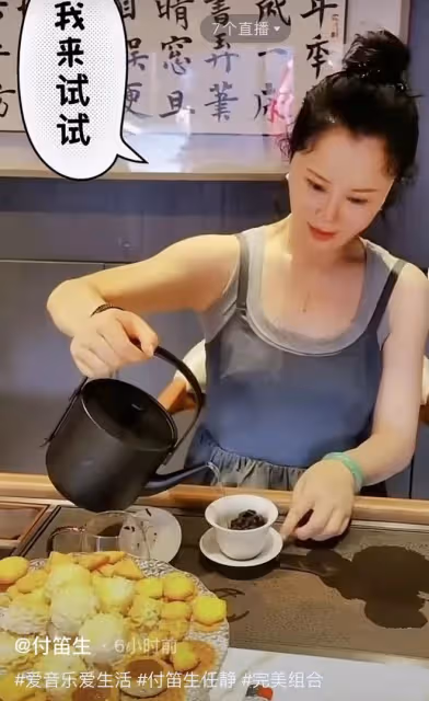 60歲董文華邀眾星聚會,戴奢華珠寶容貌嬌艷,50歲毛寧年輕似小伙