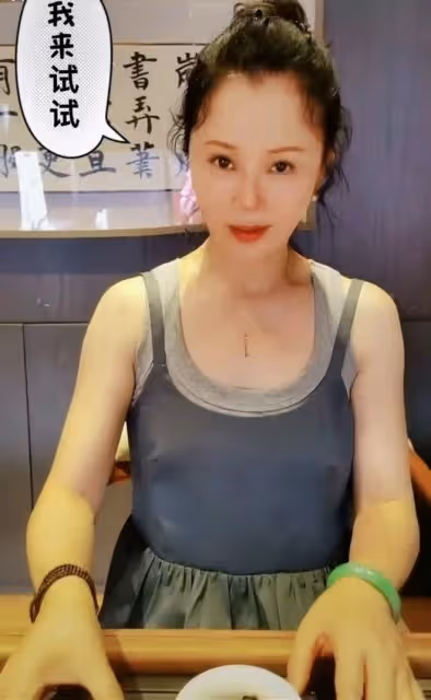 60歲董文華邀眾星聚會,戴奢華珠寶容貌嬌艷,50歲毛寧年輕似小伙