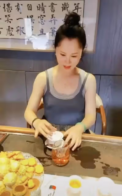 60歲董文華邀眾星聚會,戴奢華珠寶容貌嬌艷,50歲毛寧年輕似小伙