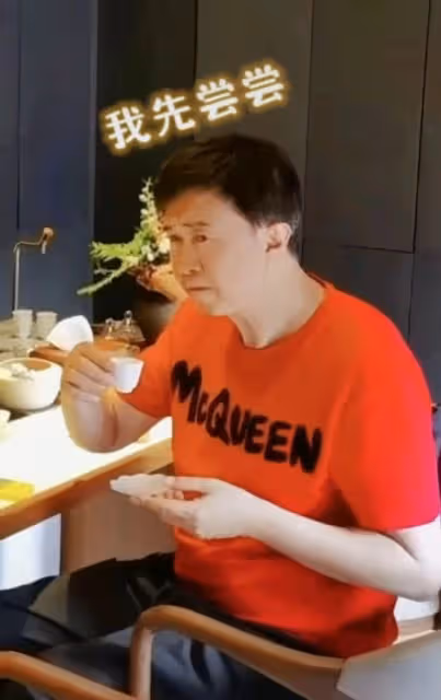 60歲董文華邀眾星聚會,戴奢華珠寶容貌嬌艷,50歲毛寧年輕似小伙
