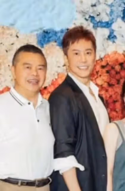 60歲董文華邀眾星聚會,戴奢華珠寶容貌嬌艷,50歲毛寧年輕似小伙