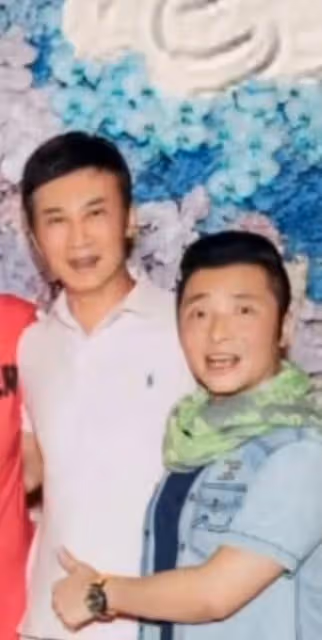 60歲董文華邀眾星聚會,戴奢華珠寶容貌嬌艷,50歲毛寧年輕似小伙