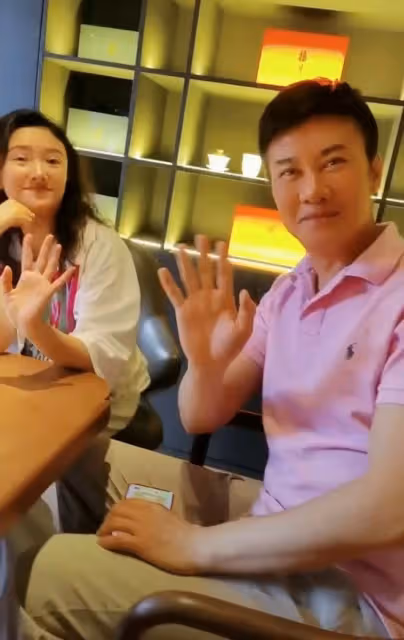 60歲董文華邀眾星聚會,戴奢華珠寶容貌嬌艷,50歲毛寧年輕似小伙